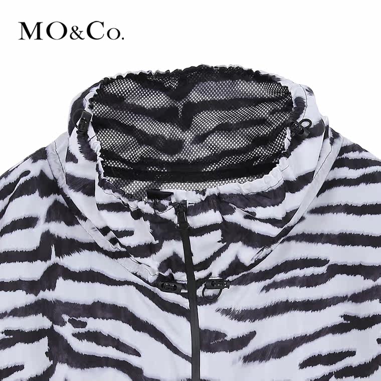 MO&Co.豹纹套头上衣宽松短款中袖立领抽绳网布MA153DUT05 moco