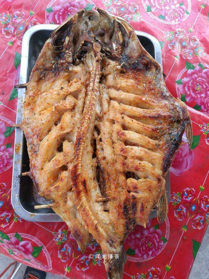 巴楚烤鱼,1973年就登载在《人民画报》,无论普通的乡郊野外,还是高端