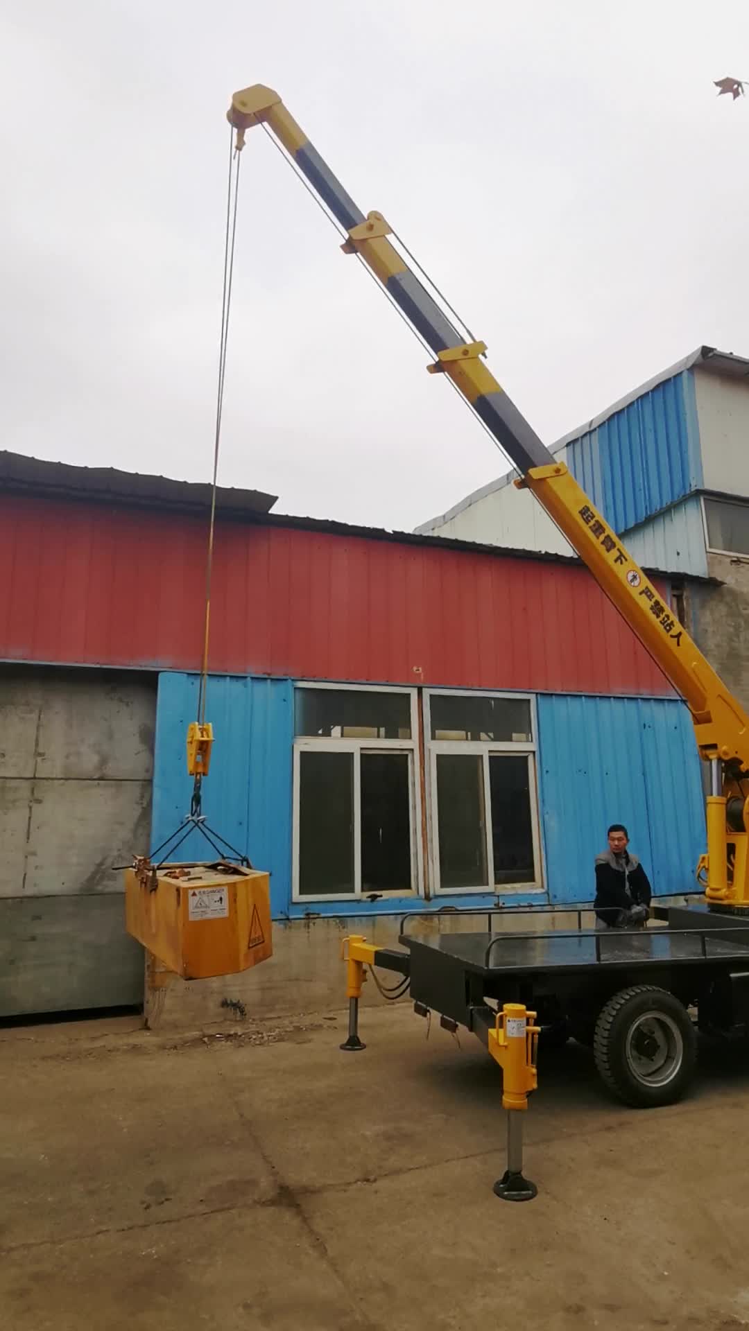 厂家生产三轮车加装吊臂 园林绿化背树吊 护栏板转运小型吊车