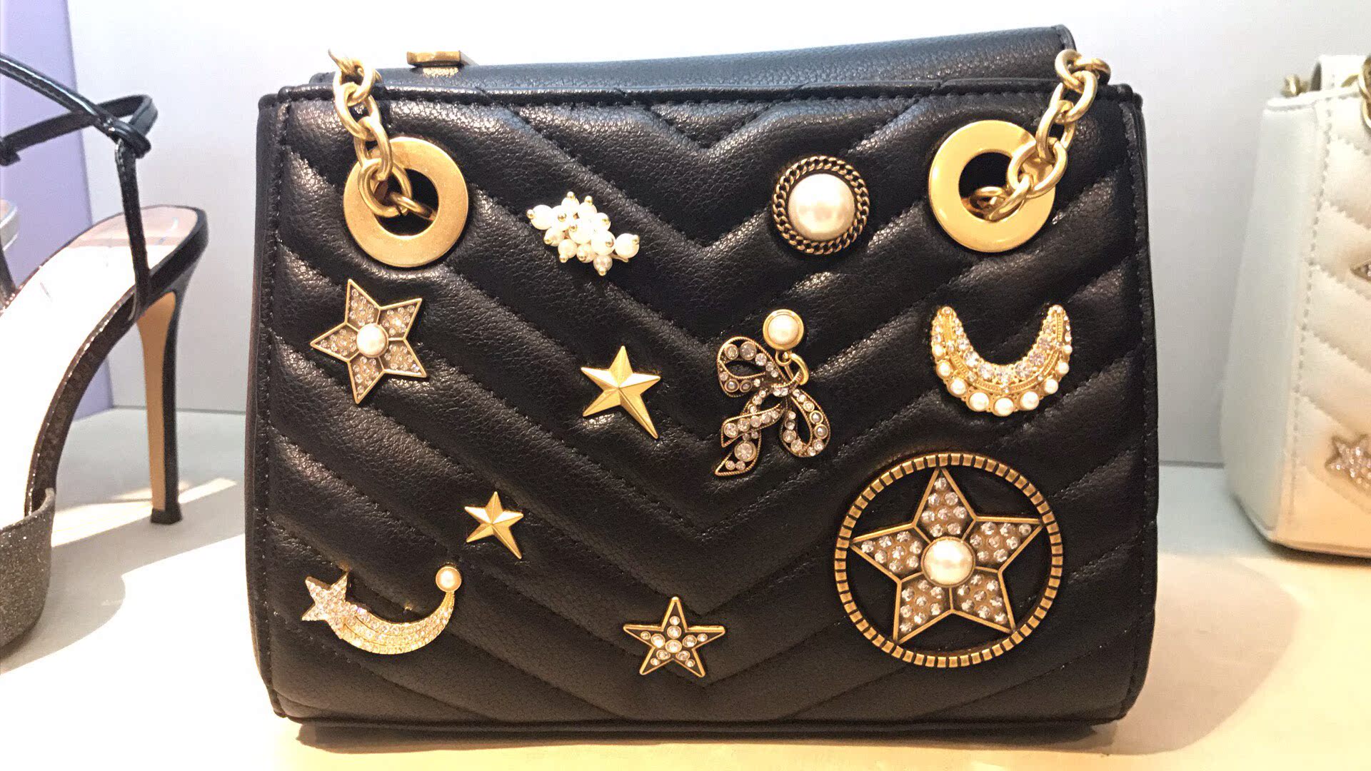 泰国潮牌lyn徽章珍珠小香风斜挎包