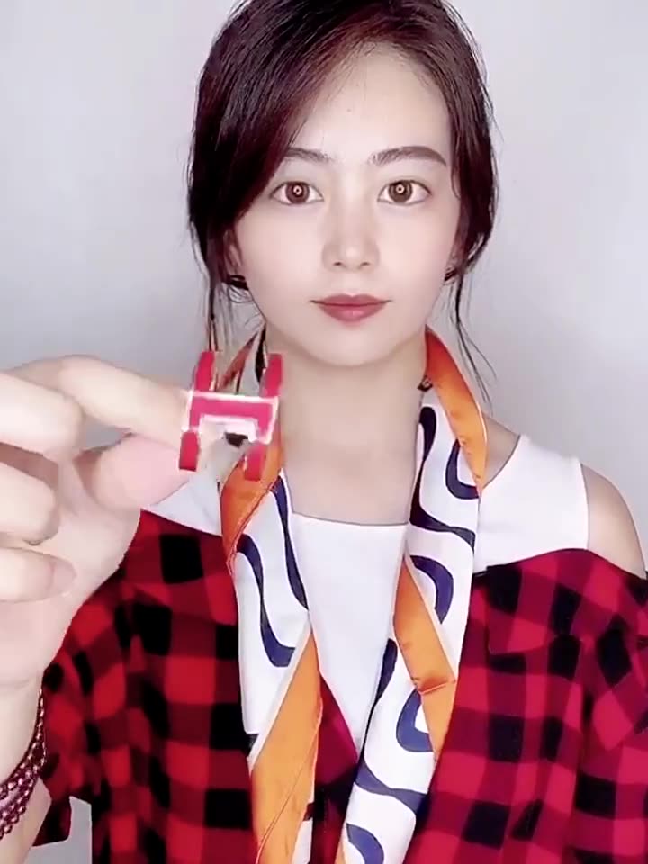 林女士用一枚丝巾扣惊艳全办公室穿搭✨