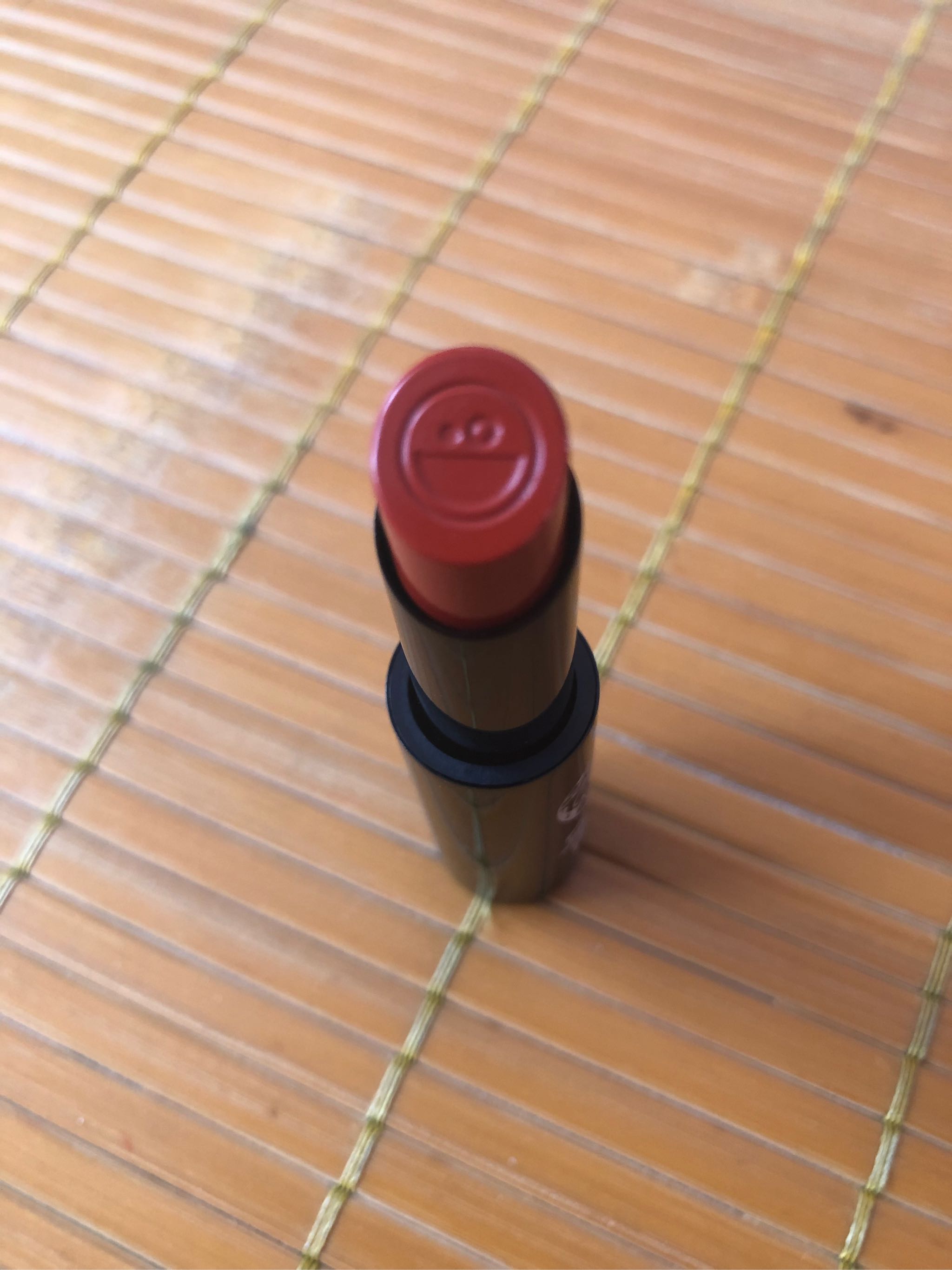 LIFLIE品牌口红设计挺有时尚感 绅女红这个色号偏暗红色_in榜 LIFLIE品牌口红设计挺有时尚感 绅女红这个色号偏暗红色