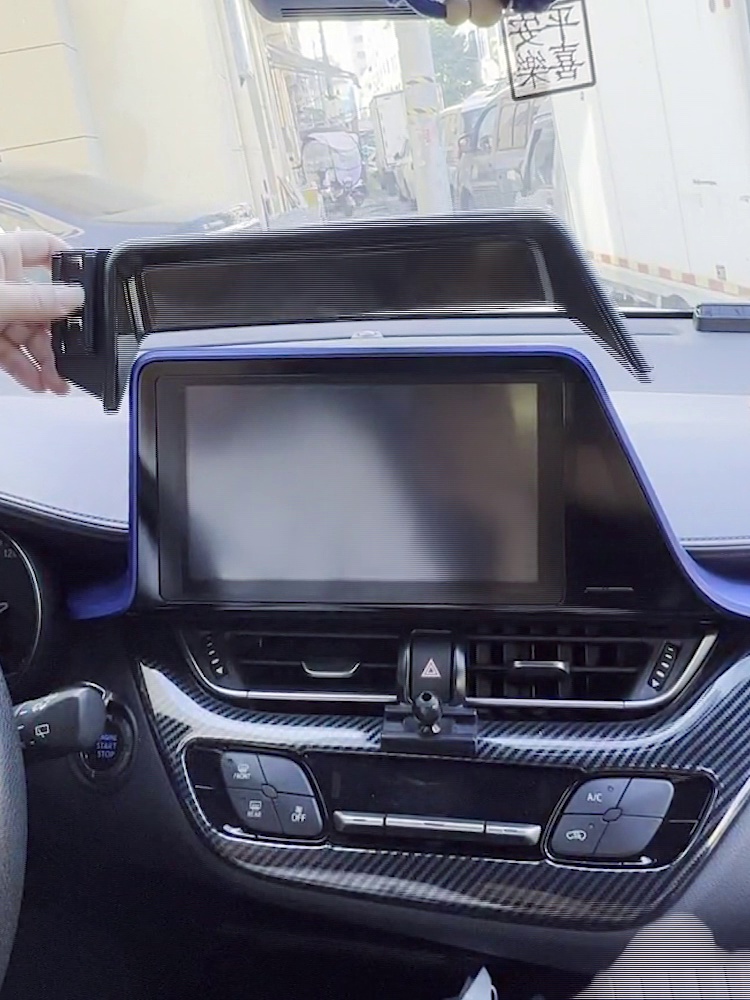 杭州女子驾车导航掉落险酿事因为此，只因为少了该款智得以机支架