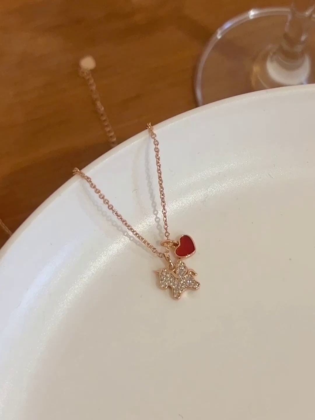 林女士戴独角兽项链惊艳同事圈