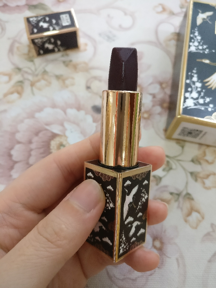 两色口红,一面车厘子色,另一面偏橙红色,用在嘴上色彩很惊艳_in榜 两色口红,一面车厘子色,另一面偏橙红色,用在嘴上色彩很惊艳