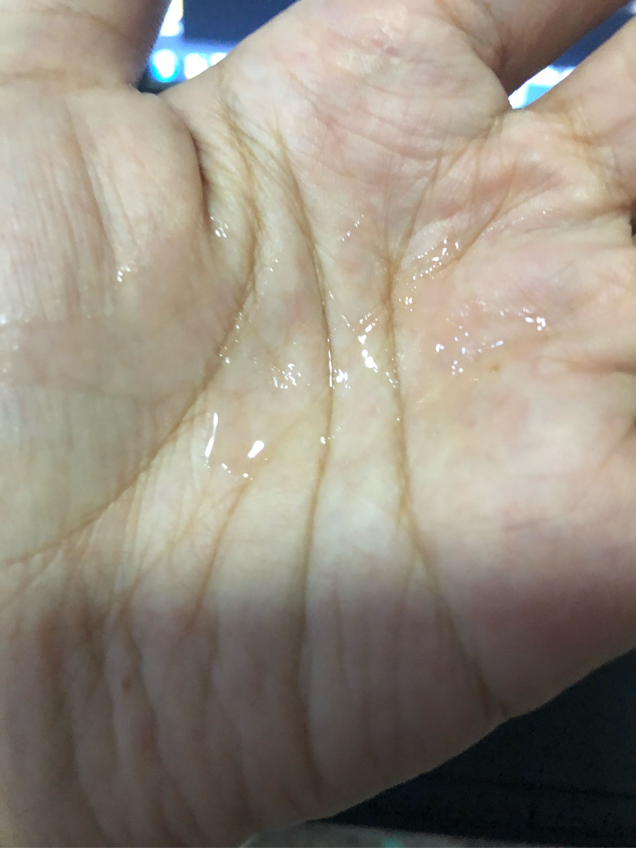 泡沫细腻,加水搓揉就起了很多泡泡,我觉得泡泡很细腻的也很丰富,用水