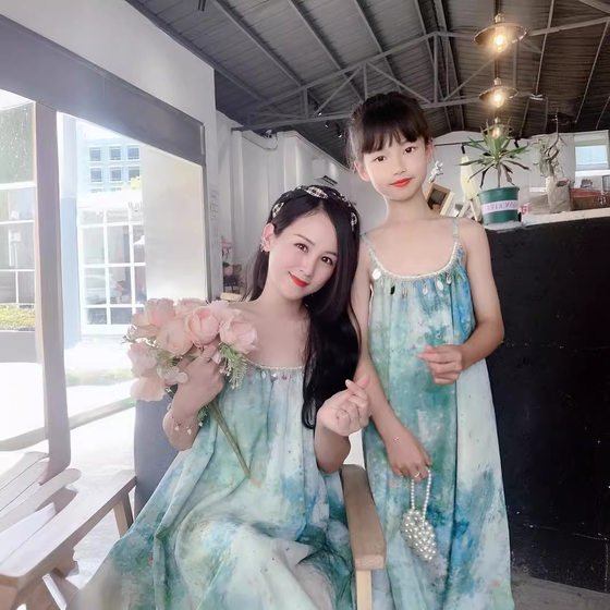 Sanya beach trip vacation beach skirt parent-child mother-daughter dress high-end 2025 super hot new summer fairy
Sanya beach trip vacation beach skirt parent-child mother-daughter dress high-end 2025 super hot new summer fairy