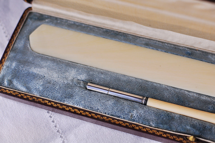 【尺寸】:翻书杖长31宽3厘米,钢笔长17宽1厘米,盒