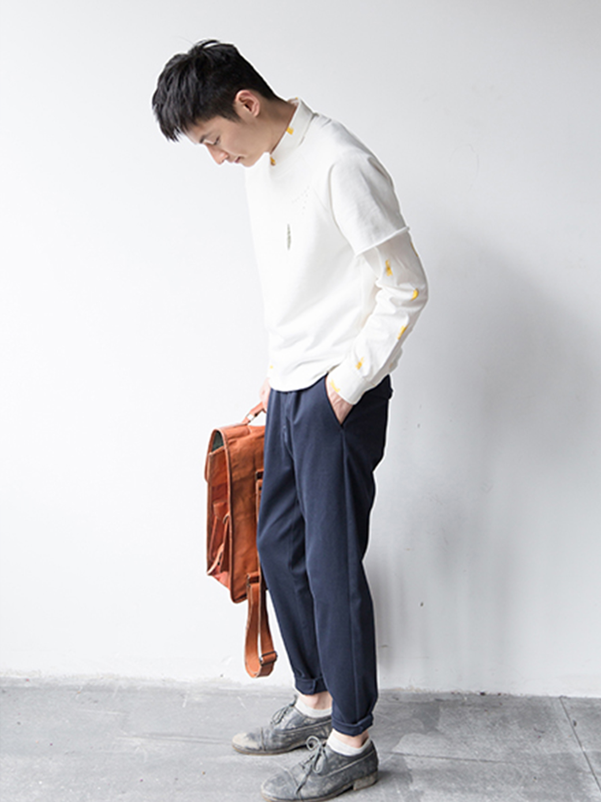 刺绣的白色毛边t恤,搭配一条藏青色的针织九分裤,简单且舒适自然.