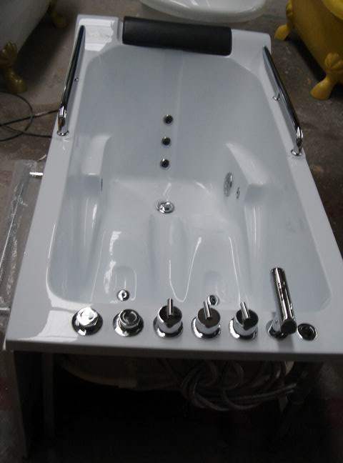 先用浴缸的地脚螺丝把浴缸调水平,然后再把浴缸的进水软管接到卫生间