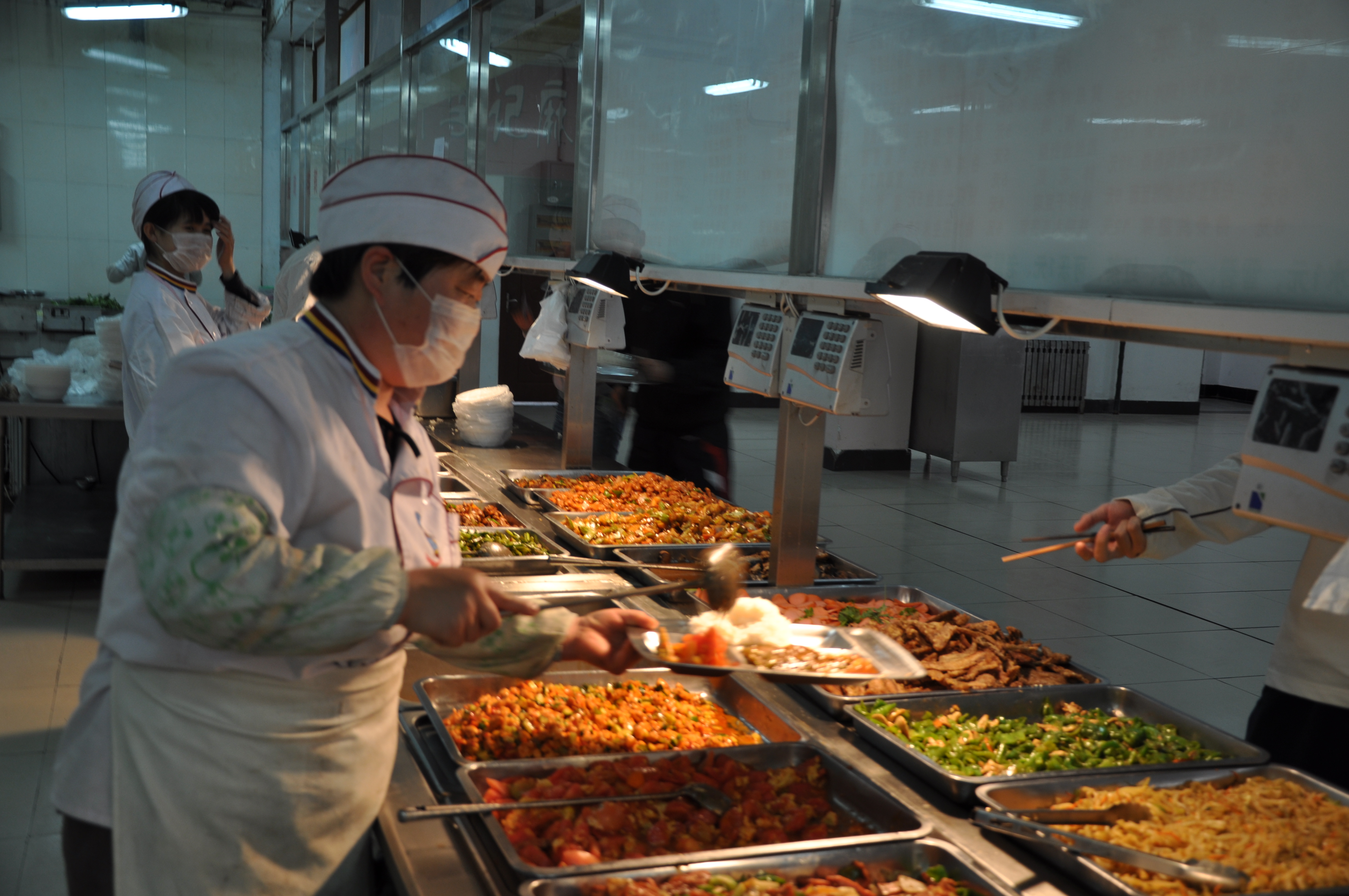 这些就不说了,光是食堂阿姨颠勺的功夫就让咱吃不消,一颠分量少一半