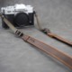 캠인 조절 레트로 가죽 카메라 스트랩 마이크로-싱글 대각선 스트랩 소니 Fuji XT50에 적합합니다. 캠인 조절 레트로 가죽 카메라 스트랩 마이크로-싱글 대각선 스트랩 소니 Fuji XT50에 적합합니다.