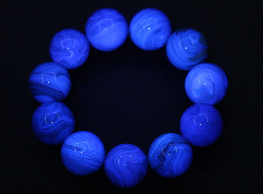 黑暗环境下用iphone手机拍摄的365nm紫光灯手电筒照射效果图