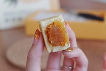 Iron Lady pineapple cake shop