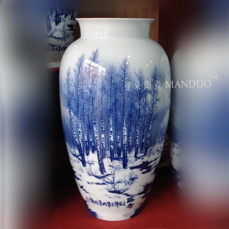 Jingdezhen blue and white snow hand - made vases, high - end display 40-50 high idea gourd bottle landscape artistic conception elegant vase