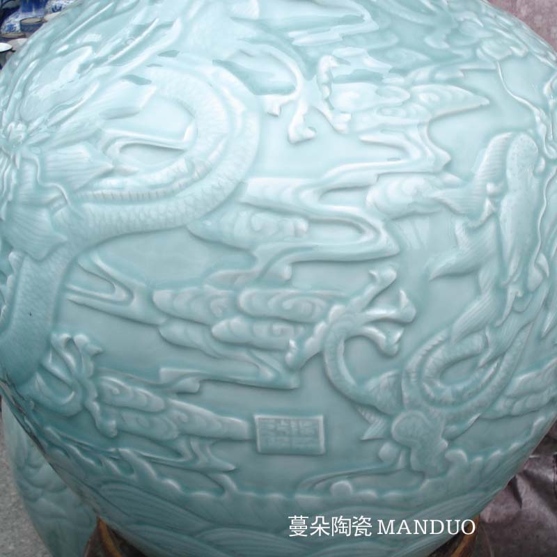 Jingdezhen high - grade hand carved dragon carved dragon vase landing mesa tree high - grade celadon