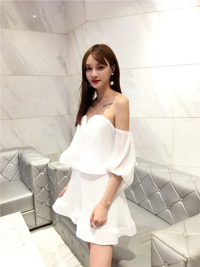 美小清新都可以驾驭的款式哦 桃心领口 上衣可以当抹胸也可以一字肩穿