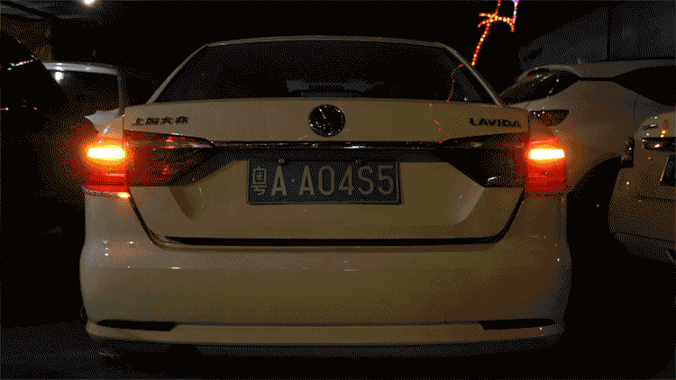 以下为转向或者双闪(黄光跑马流光)