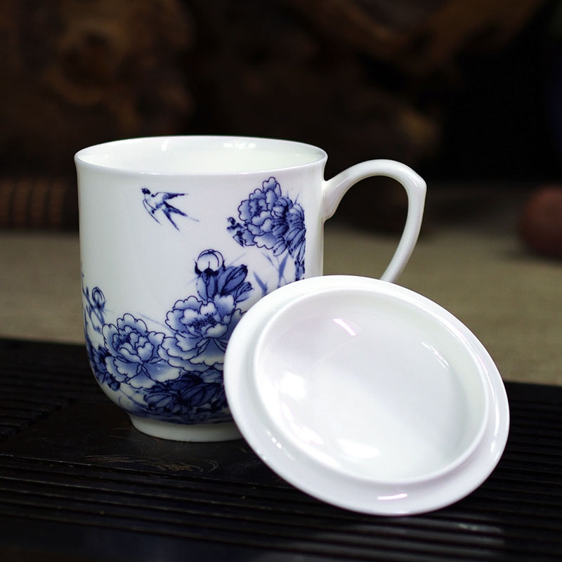 Jade butterfly jingdezhen ceramic cups with cover ipads porcelain cup office meeting individual cup of blue and white porcelain printing logo customization