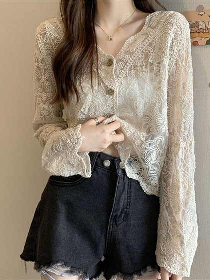 White shirt for women with lace design niche 2023 new fashionable hook flower hollow snow floor long-sleeved sunscreen top trendy
White shirt for women with lace design niche 2023 new fashionable hook flower hollow snow floor long-sleeved sunscreen top trendy