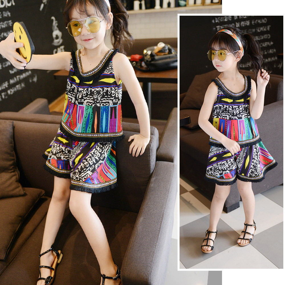 现在的你就是小时候的自己,和闺女穿上美美的亲子套装,营造出温馨的