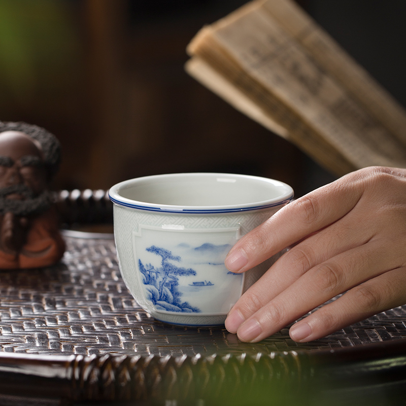 The Owl up jingdezhen porcelain hand - made landscape tea hand - carved ceramic kung fu tea master cup cylinder cup