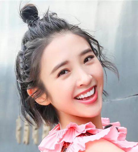 吴昕"耳侧逗号刘海"翻倍修脸型!