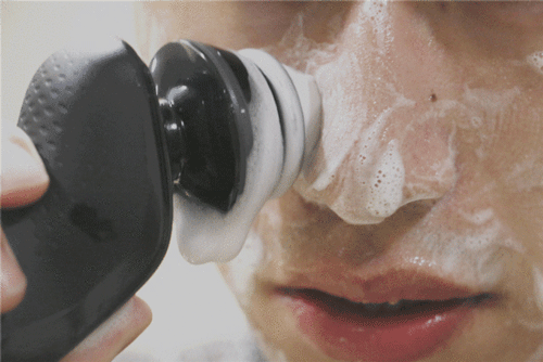 基本上每个人看到痘痘都会忍不住的手痒,当我们把它挤爆之后实际就会