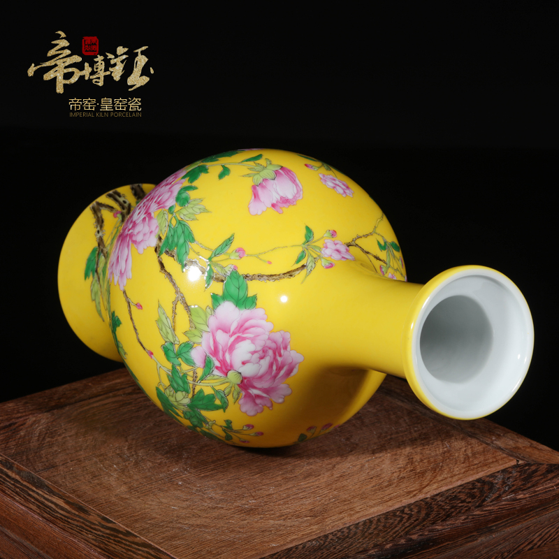 Jingdezhen porcelain enamel decorated by hand open with a silver spoon in its ehrs expressions using vase mesa of modern Chinese style household act the role ofing is tasted furnishing articles in the living room