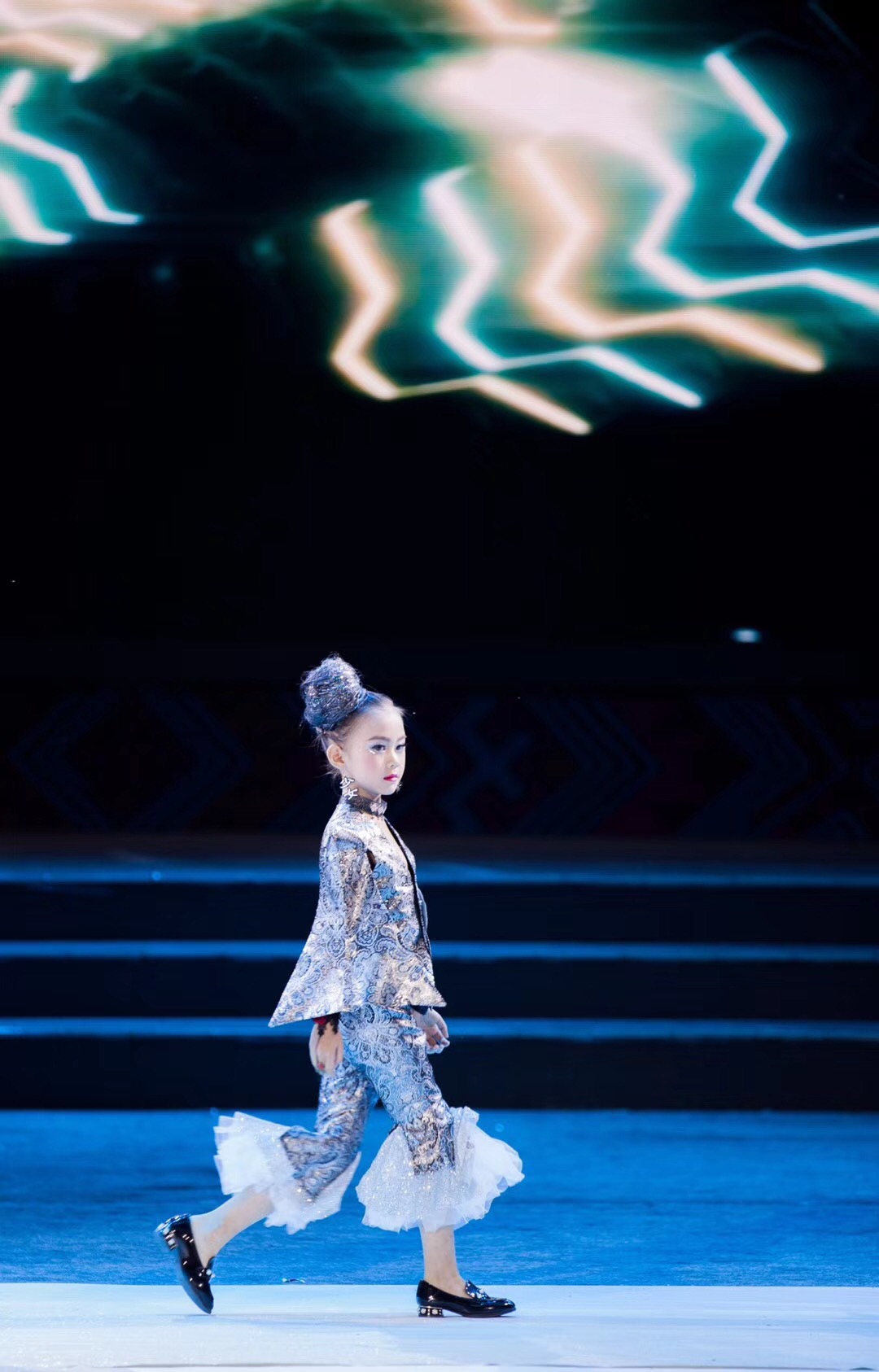 定制 儿童走秀西装女童模特个性潮服创意时尚t台秀亲子西服演出服出租