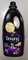 1 8L black bottle Downy Vietnam Downy High concentrated laundry softener liquid Clothing perfume flavor long-lasting softener
