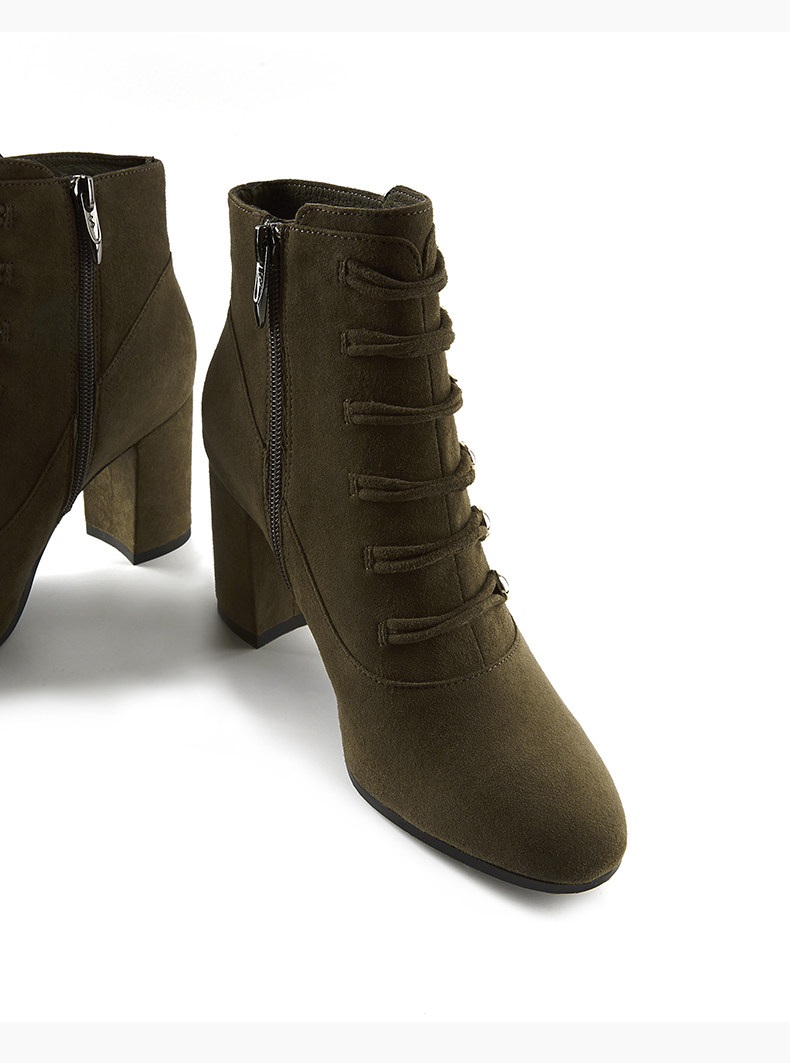 哈森2017春新品条带圆头粗高跟短靴羊皮绒英伦复古女靴ha72412