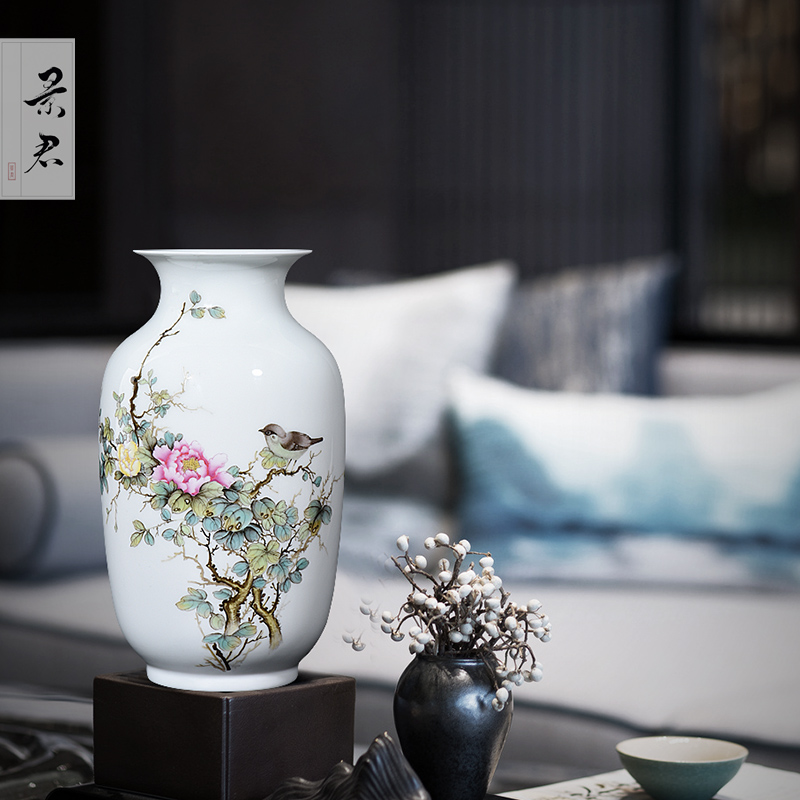 Jingdezhen ceramics by hand China wind restoring ancient ways is the sitting room flower vase furnishing articles of Chinese style decoration decoration process