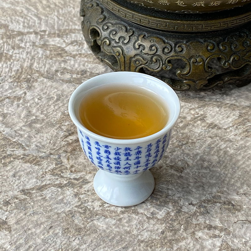 Jingdezhen spring auspicious jade paragraphs Zou Jun up system of blue and white figure of eight to sketch a cup of white wine into the wine cup