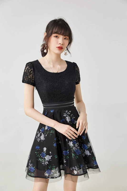 HH series boutique cửa hàng quần áo phụ nữ phong cách Hàn Quốc giảm giá thu hồi quầy, quý bà và tiên nữ trưng bày quầy váy sợi lưới mỏng mùa hè - Váy eo cao
