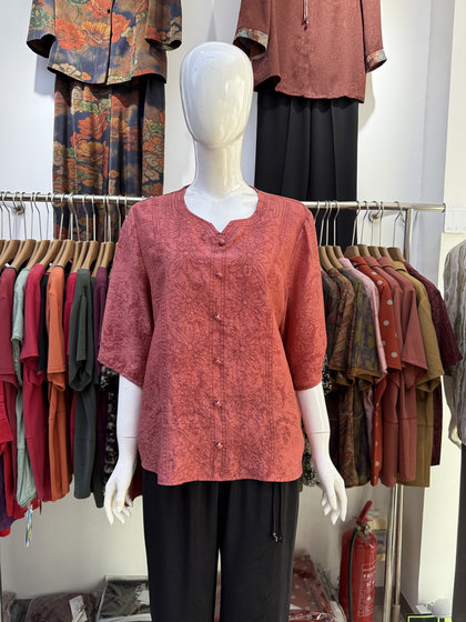 Middle-aged and elderly mothers in summer fashion embroidered five-quarter sleeve T-shirt casual loose shirt thin large-size shirt
Middle-aged and elderly mothers in summer fashion embroidered five-quarter sleeve T-shirt casual loose shirt thin large-size shirt