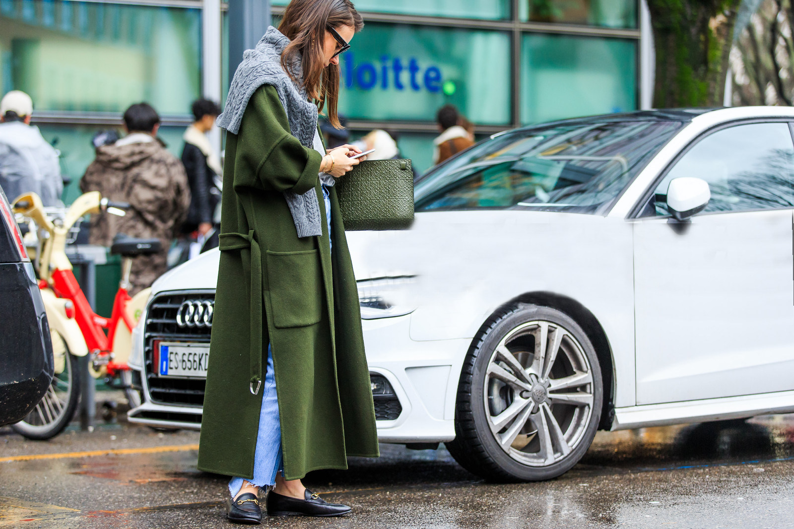 美到爆,墨绿色大衣这样搭