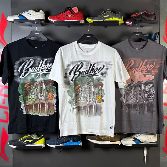 Li Ning men's short-sleeved T-shirt 2025 summer new style reverse round neck loose casual sports cultural shirt AHST509
Li Ning men's short-sleeved T-shirt 2025 summer new style reverse round neck loose casual sports cultural shirt AHST509