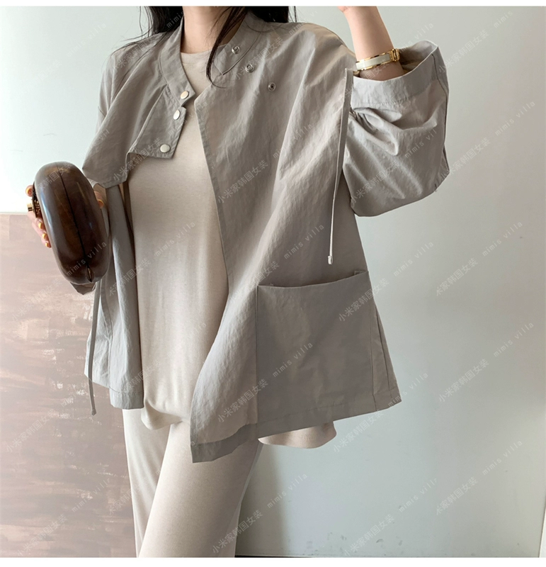 F23 quần áo phụ nữ Hàn Quốc sản phẩm mới 2021 thiết kế lỏng lẻo cảm giác đơn giản mùa xuân và mùa thu áo gió của phụ nữ áo khoác ngắn đi lại tay áo chín điểm - Trench Coat