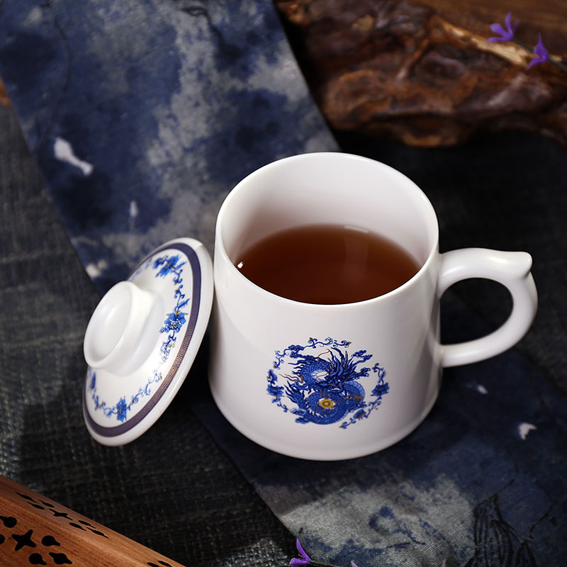 Jingdezhen ceramic cups with cover to filter the tea cup home boss office water in a glass tea set