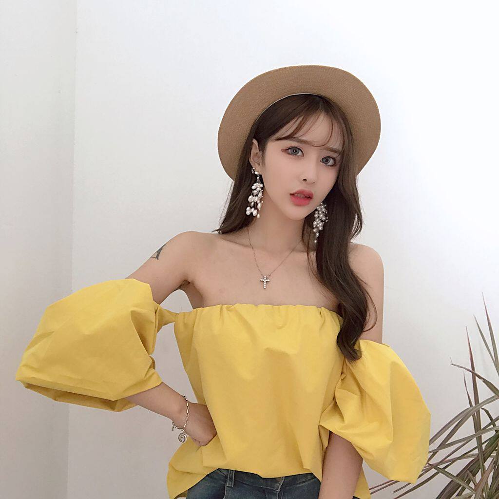 含蓄的露肩 简洁加入露肩袖设计 显瘦而不浮夸 袖口做了松紧收口 对