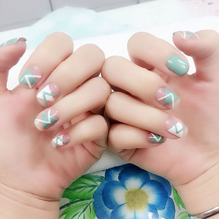 今年好看的美甲款式实在太多了,编编好想把它们都涂在指甲上