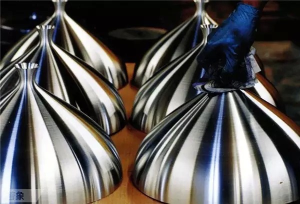 金属旋压示意图