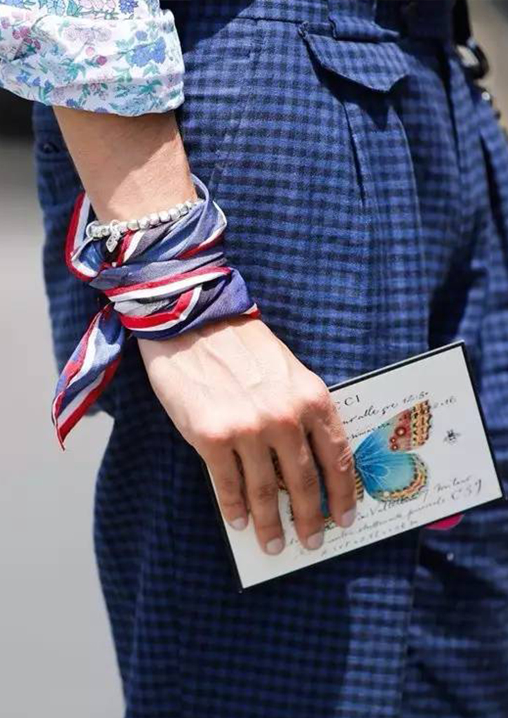 还有一种特别流行的搭配方法,就是把丝巾系在手腕上,搭配简约的手链