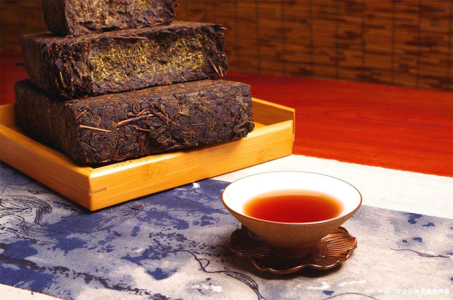 爱打扮(www.idaban.cn)，一杯红亮如琥珀的安化黑茶，教你这样泡！20