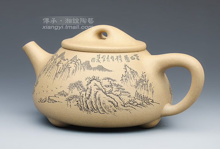 此壶精致之处在于壶身刻绘,通体为山水图,浓郁的中国传统水墨画特色