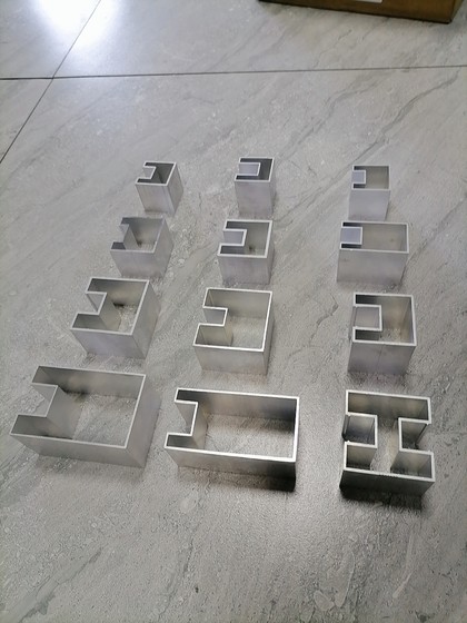 오목한 카드 슬롯 그루브 파이프 계단 클립 유리 유리 휴대용 오목한 알루미늄 사각 튜브 32*32 40*40 오목한 카드 슬롯 그루브 파이프 계단 클립 유리 유리 휴대용 오목한 알루미늄 사각 튜브 32*32 40*40