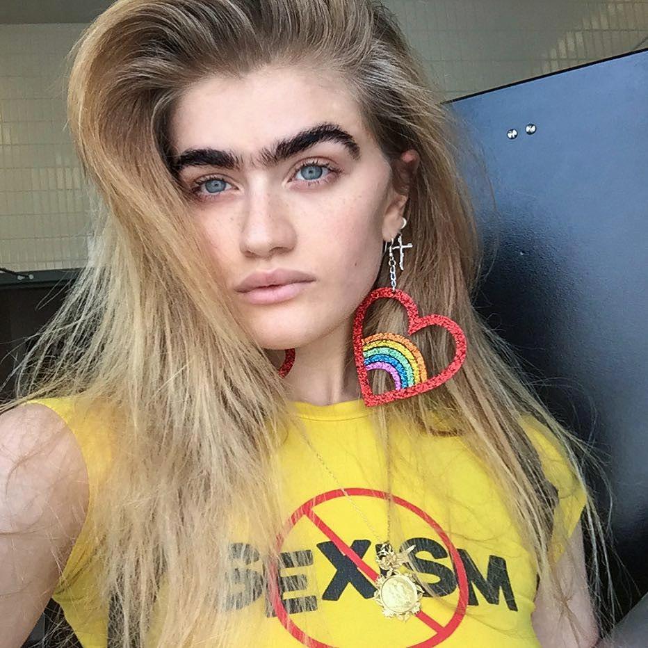 女子眉毛浓密连成一线,现实中长眉真人!