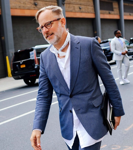 蓝色西装 白衬衫 万能的白衬衫与任何颜色的西装搭配起来都没问题