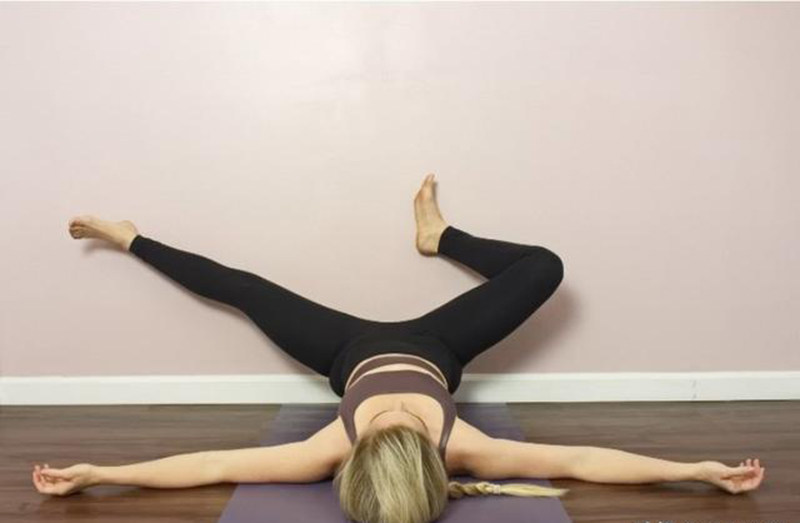 方法:仰卧,双脚靠墙,然后弯曲左膝,将脚后跟靠近右大腿内侧,将右脚向